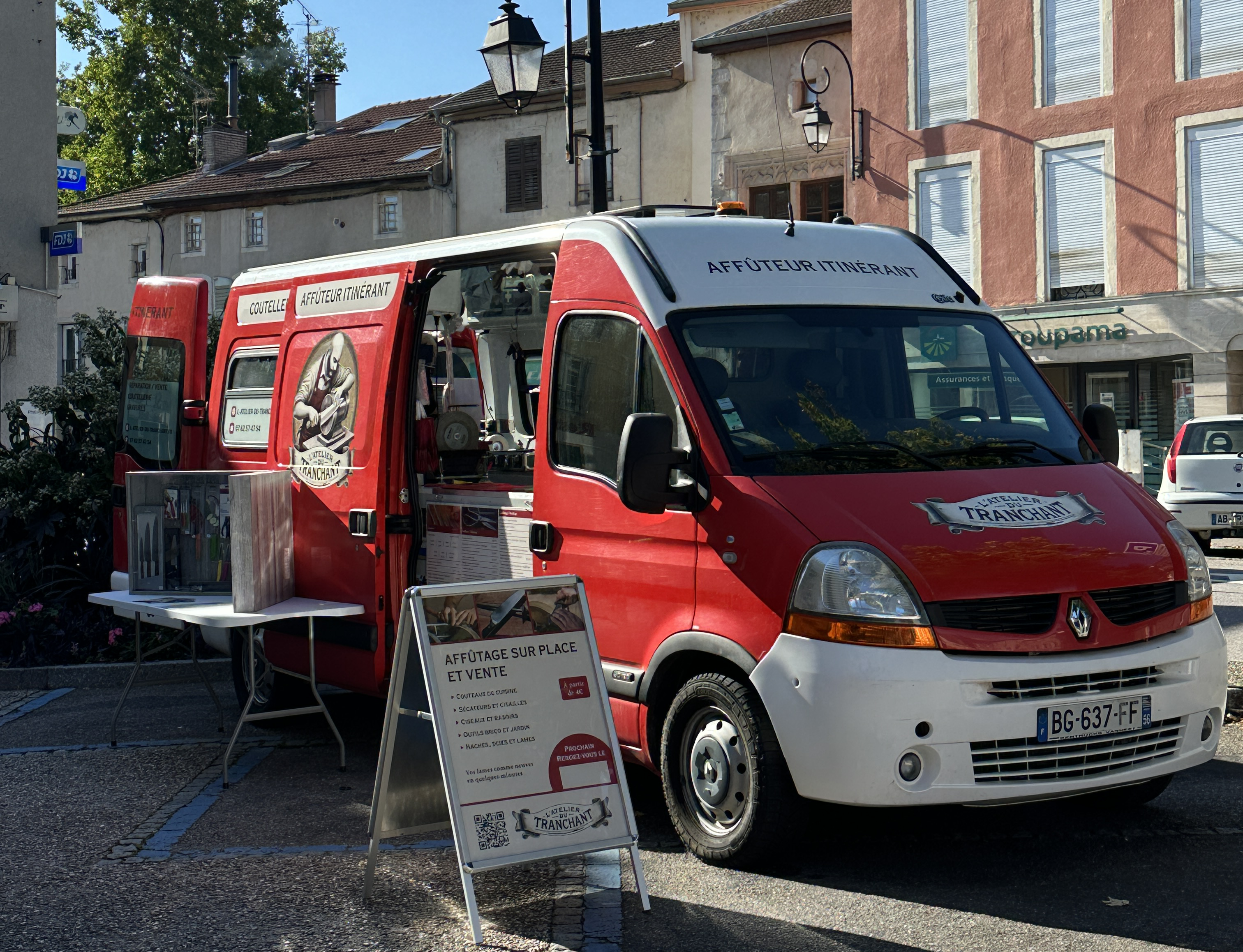 Camion atelier de l'affûteur sur le marché de VIC-SUR-SEILLE